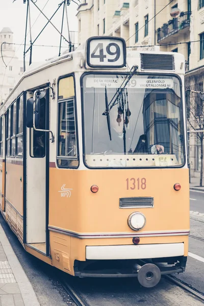 BUDAPEST, UNGHERIA - 21 DICEMBRE 2017: Tram storico in funzione dal 1866. La rete tranviaria di Budapest è una delle reti tranviarie più grandi del mondo, che opera su 156,85 chilometri (97,46 mi) di percorso totale — Foto Stock