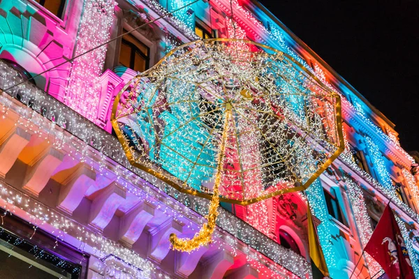 BUDAPEST, HUNGARY - DECEMBER 20, 2017: Typical street at Christmas, lights and decoration. — Stock Photo, Image