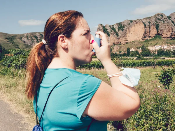 Mujer Asmática Usando Presurizador Para Enfermedad —  Fotos de Stock