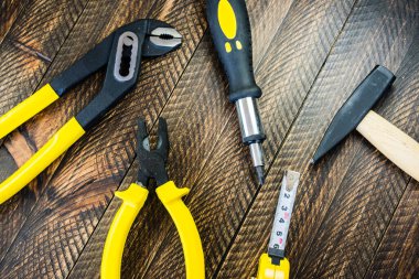 Tahta masadaki farklı çalışma araçlarının yakın plan görüntüsü