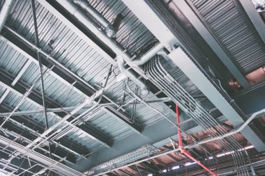 Aşağıdaki borulardan endüstriyel metal yapımı. 