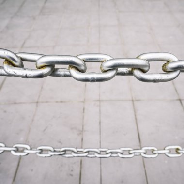 Şehrin kaldırımına karşı metal zincir çit