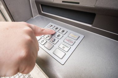 ATM 'deki kadın parmağı şifre numarası