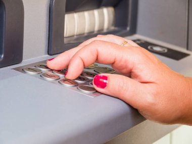 ATM 'deki kadının el düğmesine yakın çekim..