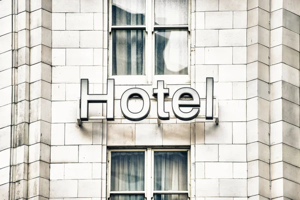 Sinal Hotel Metálico Colocado Uma Parede Tijolo Cinza Horizontal Tiro — Fotografia de Stock