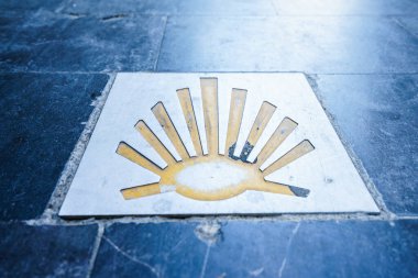 St. James Yolu - 11.09.2016 Yukarıdaki sarı deniz tarağı kabuğu sembolünden beton üzerine.