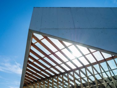 Güneşli bir günde gökdelen pencerelerinin ön görüntüsü.