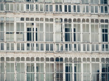 Eski binadaki balkonların siyah beyaz görüntüleri..