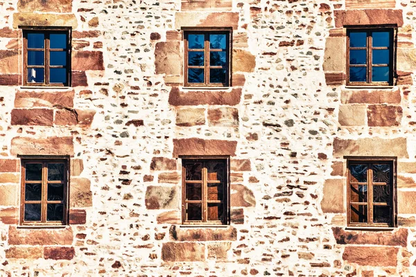 Taştan Yapılmış Eski Bir Evin Pencereleri Yatay Açık Hava Çekimi — Stok fotoğraf