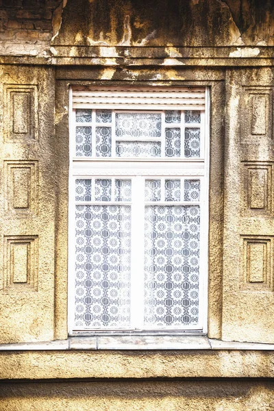 Terk Edilmiş Bir Binanın Penceresindeki Beyaz Perdeler — Stok fotoğraf