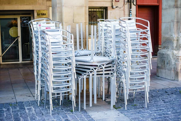 Sedie Tavoli Impilati Metallo Lucido Strada — Foto Stock