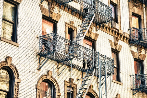 Schnittwunde Gebäude Mit Fluchttreppe — Stockfoto