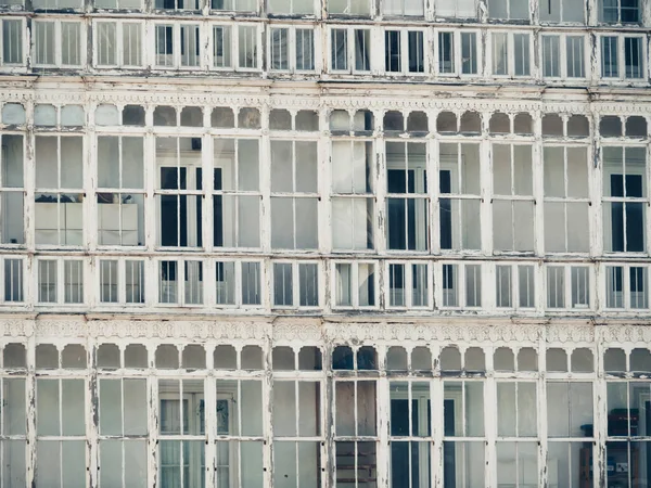 Czarno Białe Zdjęcia Upraw Balkonów Starym Budynku — Zdjęcie stockowe