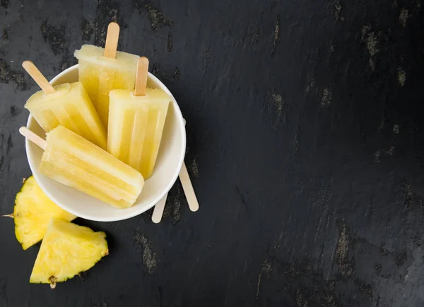 Hausgemachte Ananas Eis am Stiel (selektiver Fokus) — Stockfoto