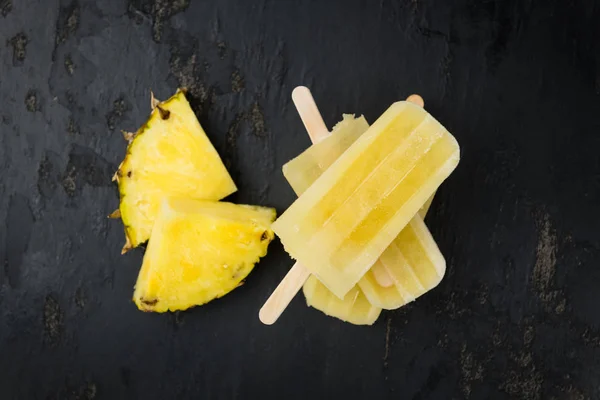 Hausgemachte Ananas Eis am Stiel (selektiver Fokus) — Stockfoto