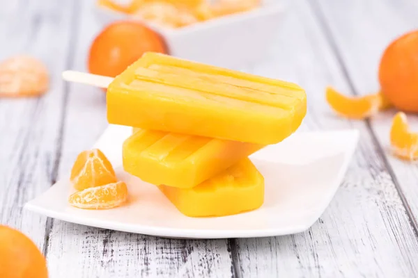 Drewniany stół z domowymi popsicles Tangerine — Zdjęcie stockowe