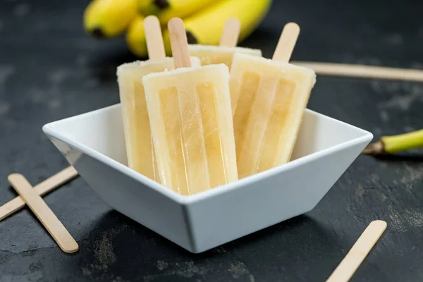 Paletas de plátano en una losa de pizarra — Foto de Stock