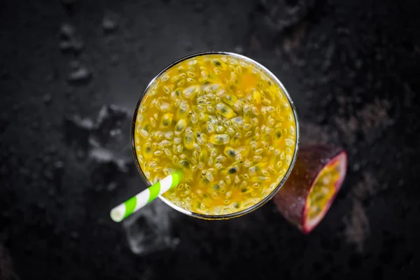 Porção de suco de maracuja fresco (foco seletivo; tiro de close-up ) — Fotografia de Stock