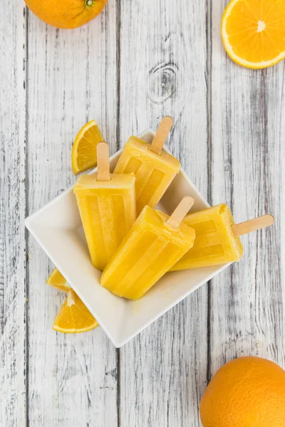 Апельсиновое мороженое (избирательный фокус) ) — стоковое фото