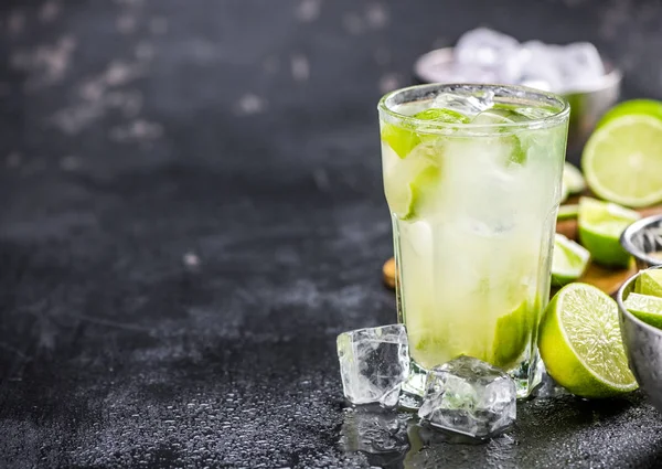 新鲜制作的 caipirinha — 图库照片