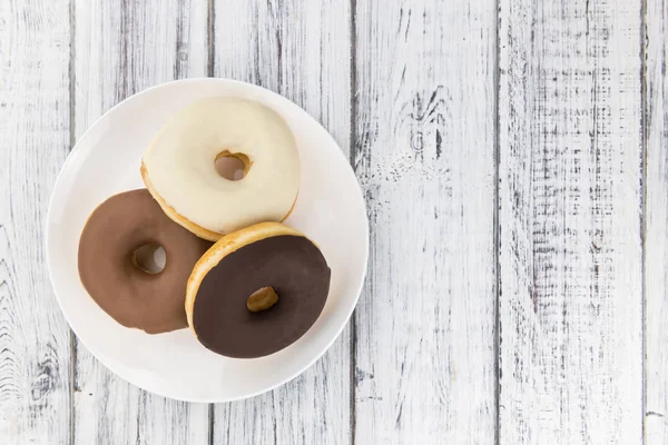 Einige frisch zubereitete Donuts (Draufsicht)) — Stockfoto