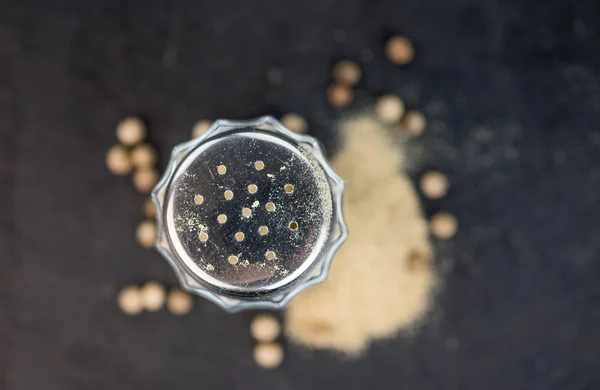 Gedeelte van witte peper op een leisteen plaat — Stockfoto