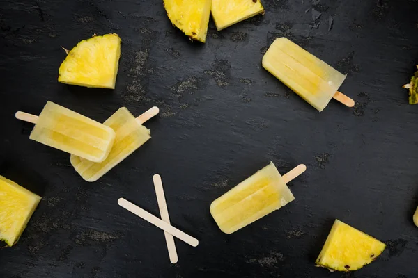 Ananas-Eis am Stiel (selektiver Fokus) — Stockfoto