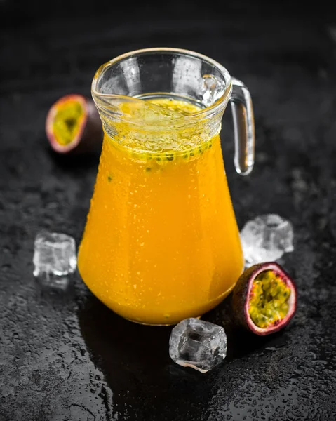 Része a friss maracuja juice (szelektív fókusz; Közelkép lövés) — Stock Fotó