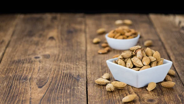 Amandes rôties et salées (avec coquille) ) — Photo