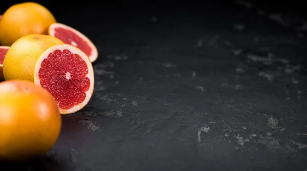 Нарезанные Грейпфруты на сланцевой плите (селективная фокусировка) ) — стоковое фото