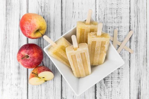 Popsicles aux pommes fraîches (focus sélectif) ) — Photo