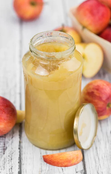 Portie zelfgemaakte Applesauce (selectieve focus) — Stockfoto