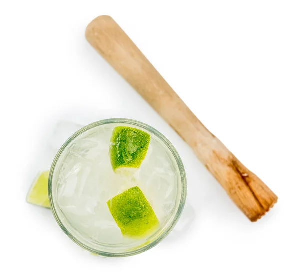 Caipirinha изолированы на белом фоне (избирательный фокус; близко - — стоковое фото