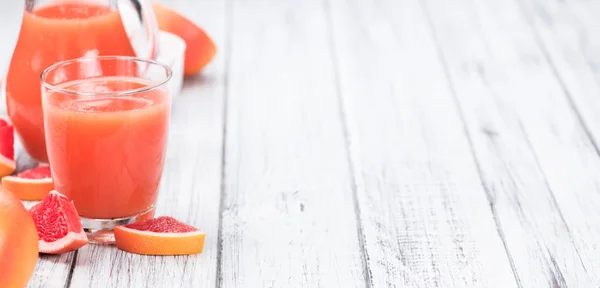 Frisch gepresster Grapefruitsaft (selektiver Fokus) — Stockfoto