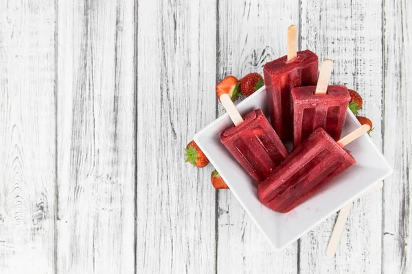 Popsicles à la fraise maison — Photo