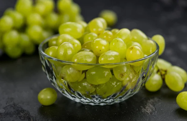 Porción de uvas blancas sanas (enfoque selectivo; primer plano ) —  Fotos de Stock
