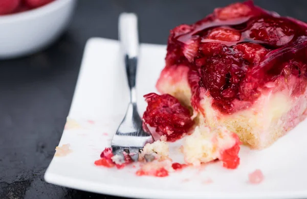 Bolo de framboesa em uma laje de ardósia rústica (close-up shot ) — Fotografia de Stock