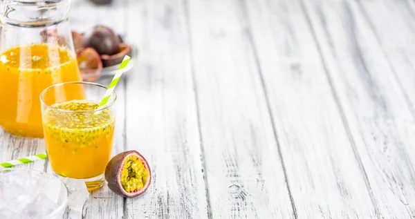 Healthy Maracuja Juice sur une table en bois comme détail close-up sh — Photo
