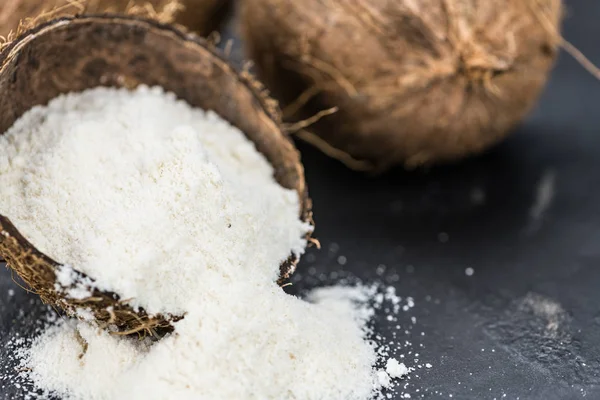 Farine de noix de coco fraîche sur une plaque d'ardoise (gros plan ; selecti — Photo