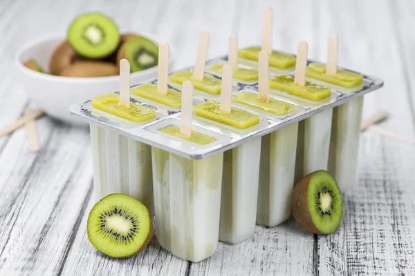 Niektóre świeże kiwi popsicles na drewnianym tle (selektywne ostrości; — Zdjęcie stockowe