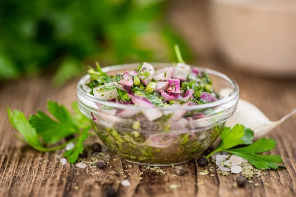 Houten tafel met Chimichurri (gedetailleerde close-up shot; selectief — Stockfoto