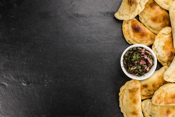 Σχιστόλιθος πλάκα με empanadas (επιλεκτική εστίαση; κοντινό πλάνο) — Φωτογραφία Αρχείου