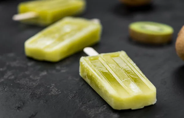 Kiwi Popsicles fraîches sur une plaque d'ardoise (gros plan ; sélectionnez — Photo