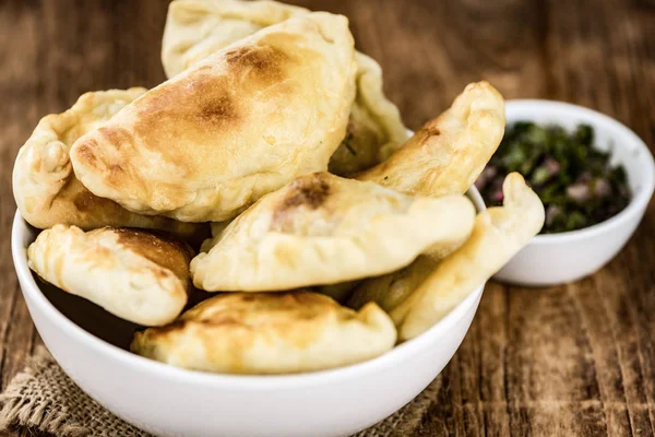 Enkele vers gemaakte empanadas (selectieve focus; close-up shot) — Stockfoto