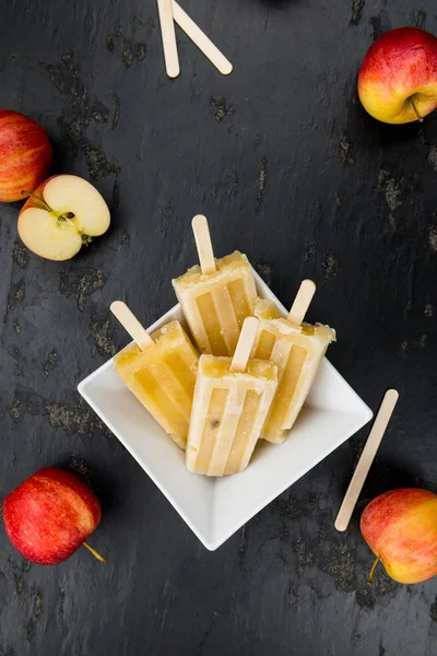 Skiffer platta med några hemgjorda äpple popsicles — Stockfoto