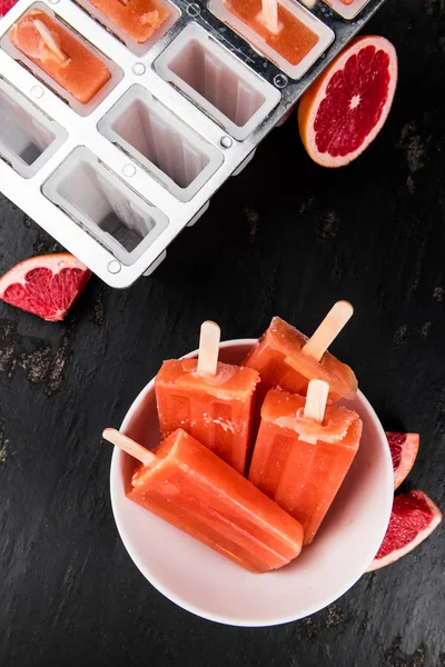 Taze Greyfurt Popsicles ile kayrak levha (seçici odak) — Stok fotoğraf