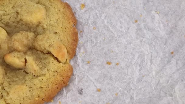 シームレスループ可能な回転プレート上の新鮮な自家製クッキー — ストック動画
