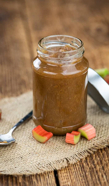 Rhabarber Marmelade Auf Einem Alten Holztisch Als Detailaufnahme Selektiver Fokus — Stockfoto