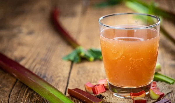 Alter Holztisch Mit Frisch Gemachtem Rhabarbersaft Als Detailaufnahme Selektiver Fokus — Stockfoto