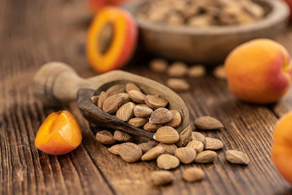 Några Skalade Aprikos Kernels Som Detaljerad Närbild Selektivt Fokus — Stockfoto